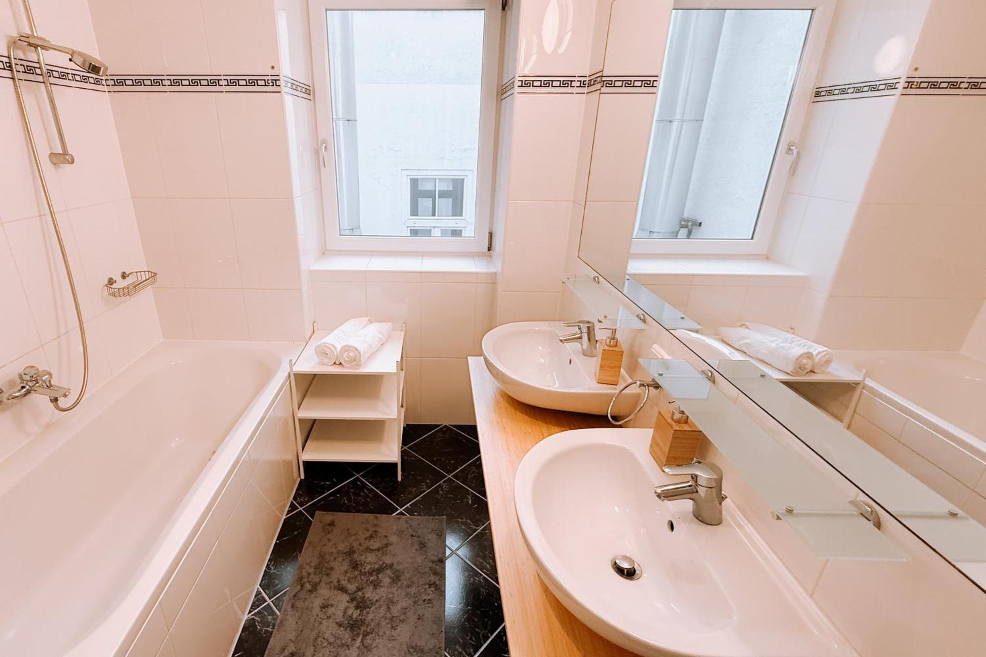 Appartement 90qm, 3 Bedrooms, Near Schoenbrunn, Balcony - Axara Housing *
